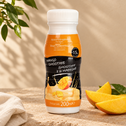 Smoothie mango drank sur fond beige naturel